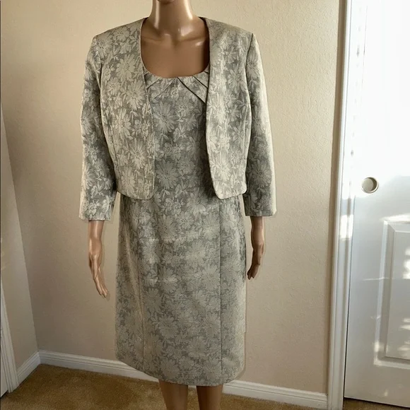 NWT Preston & York Cream and Gray Floral Dress Size 10 With a Coat Size 8. - Picture 3 of 16